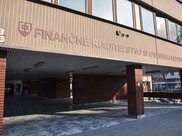 Finančné riaditeľstvo SR - maľovanie kancelárií, výmena kobercov, náter radiátorov, zárubní