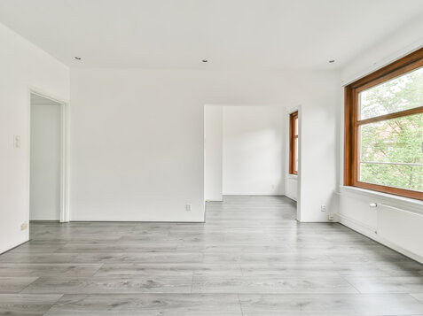 Kompletná rekonštrukcia bytu v Bratislave: maľovanie a pokládka laminátovej podlahy bez starostí