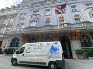 Maľovanie priestorov Amerického veľvyslanectva