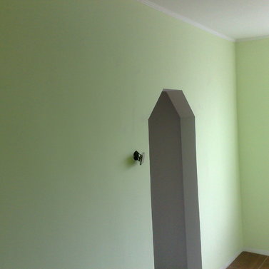 Maľovanie stien bytu v Bratislava a polistyrénové lišty na strop