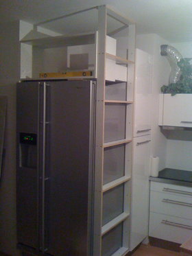 Montáž sadrokartónu v kuchyni vstavaná chladnička