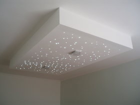 Sadrokartónový strop s osvetlením pripomínajúce oblohu